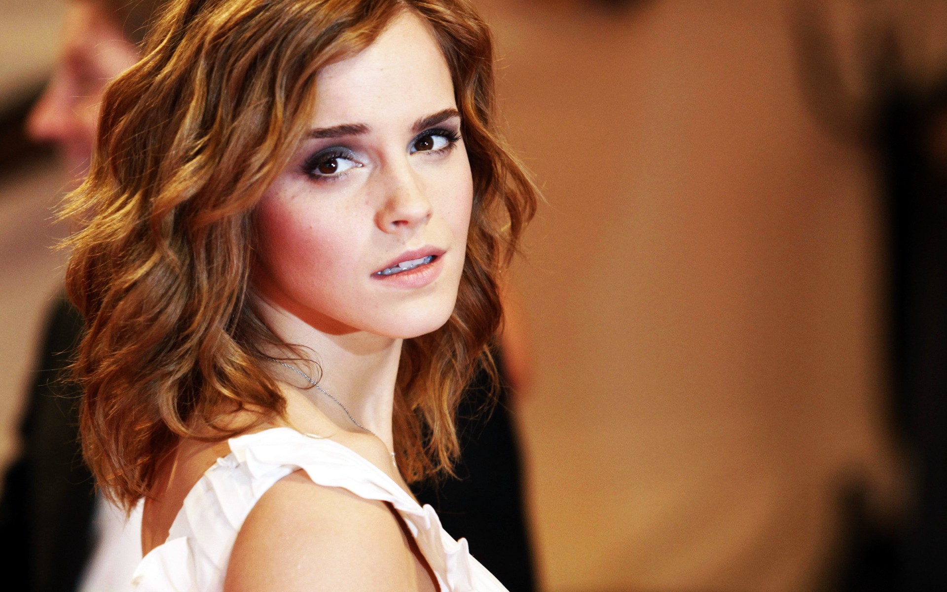 Emma Watson At Metropolitan Muesum Wallpapers Wallpapers Hd