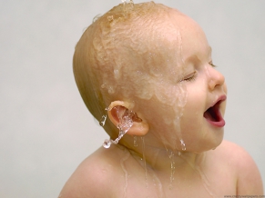 HD cute baby bathing