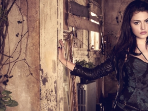 Phoebe Tonkin