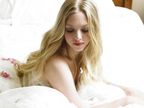 Ama Seyfried Widescreen