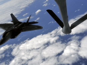 F 22 Raptor prepares to refuel