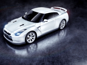 White Nissan GTR