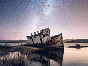 Aboned Beach Boat 4K