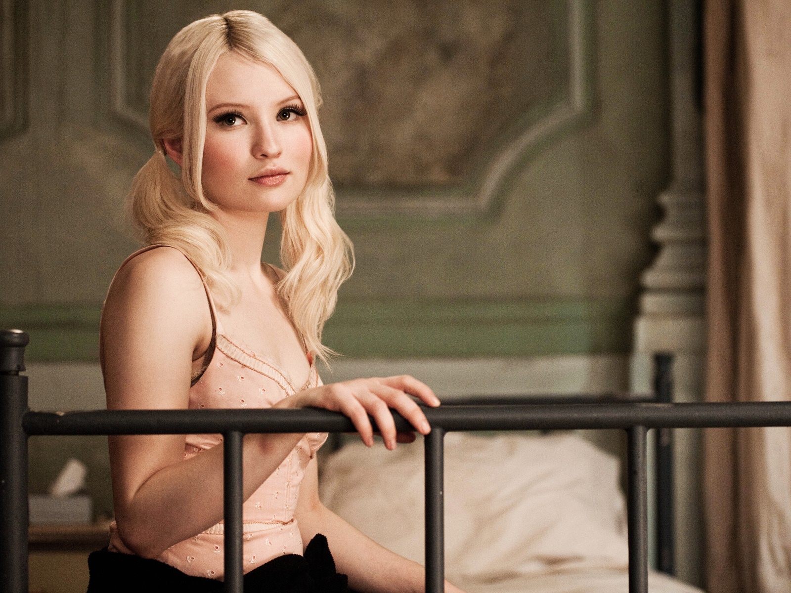 Emily Browning. 