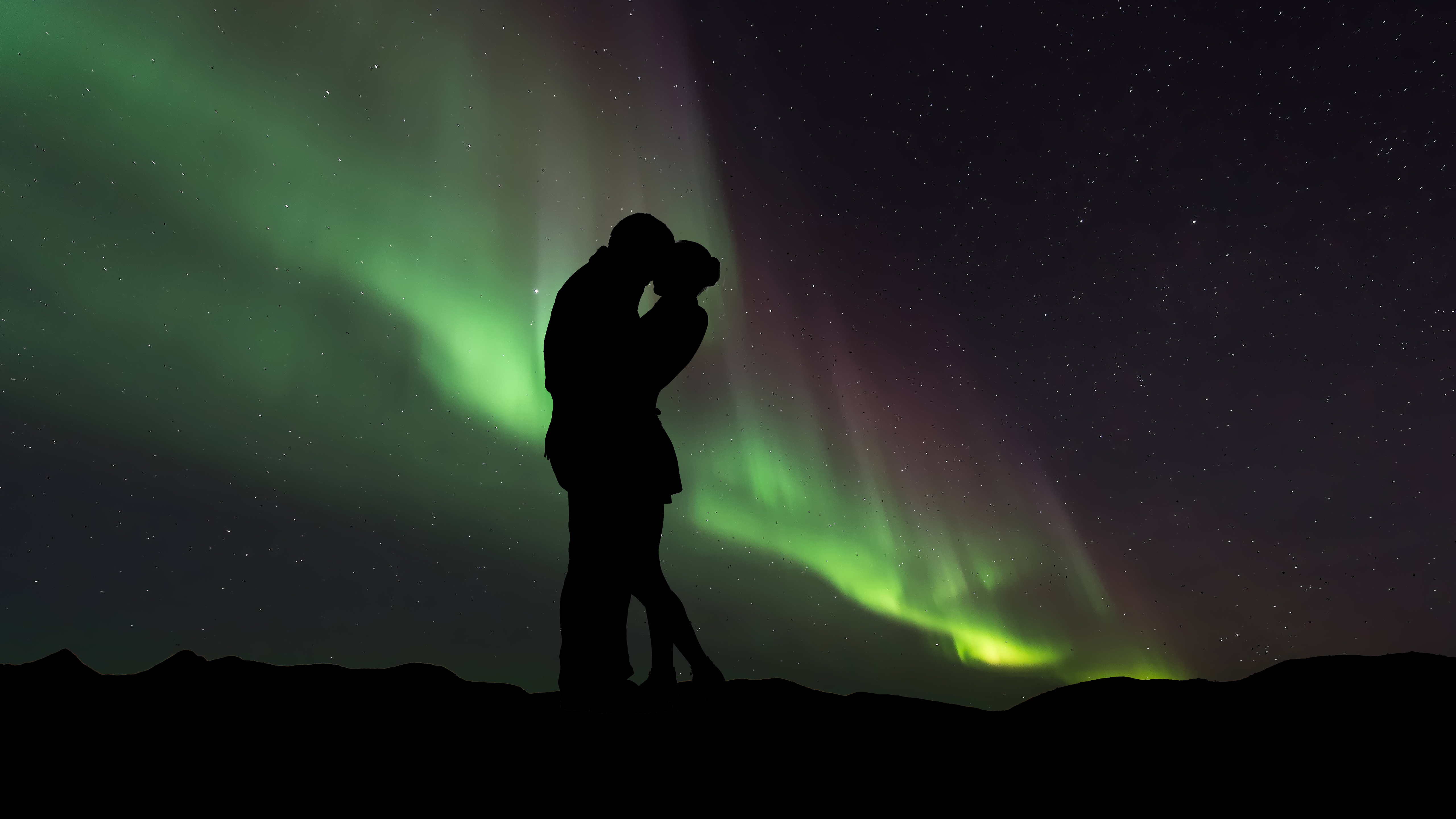 Couple Silhouette Northern Lights 5K Wallpapers | Wallpapers HD