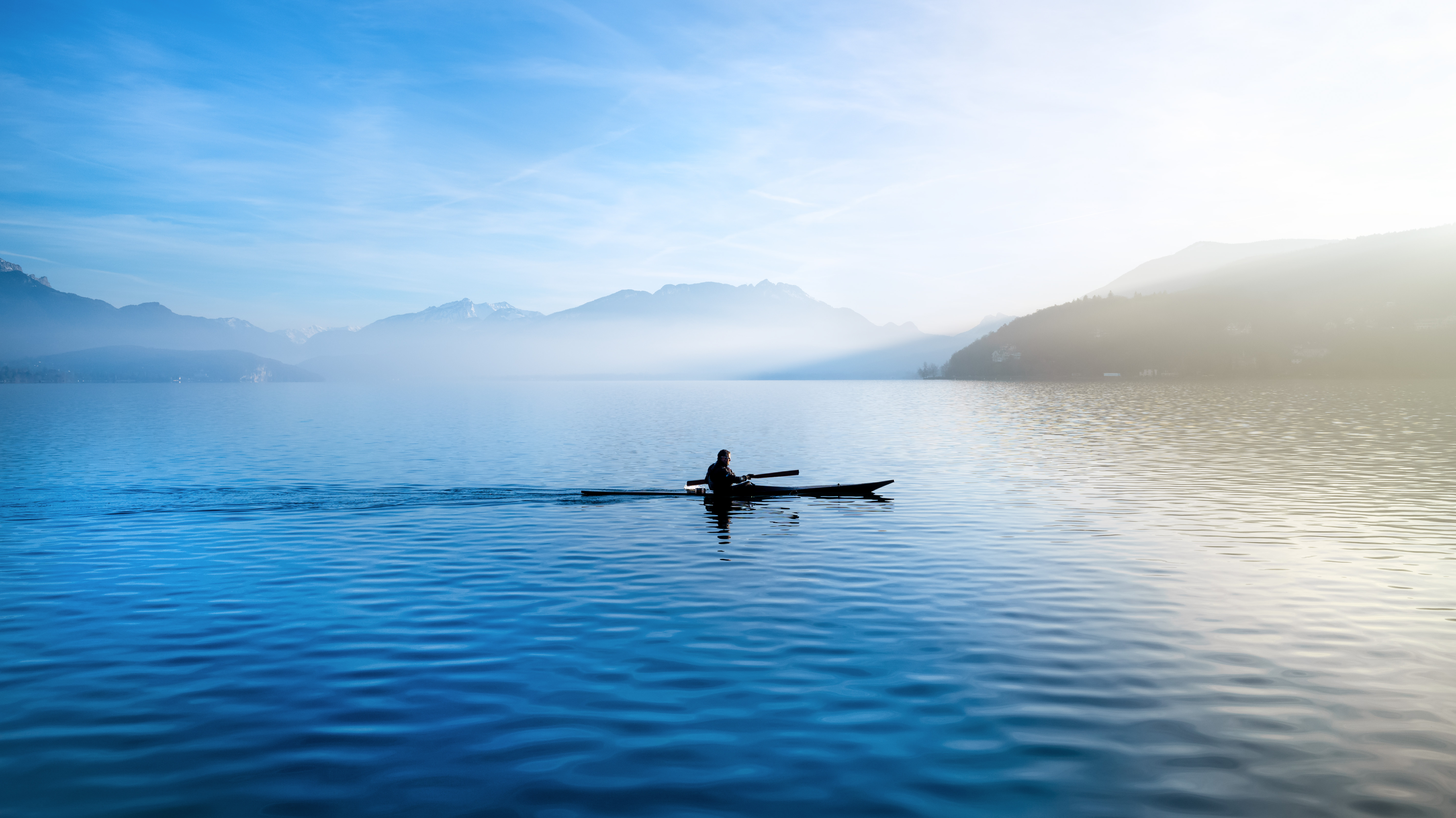 Путешественник переплыл спокойное озеро на яхте. Озеро Рица каякинг. Севан каякинг. Озеро Байкал. Лодка в море.
